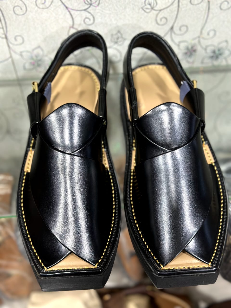 Kaptan Plain Black Chappal