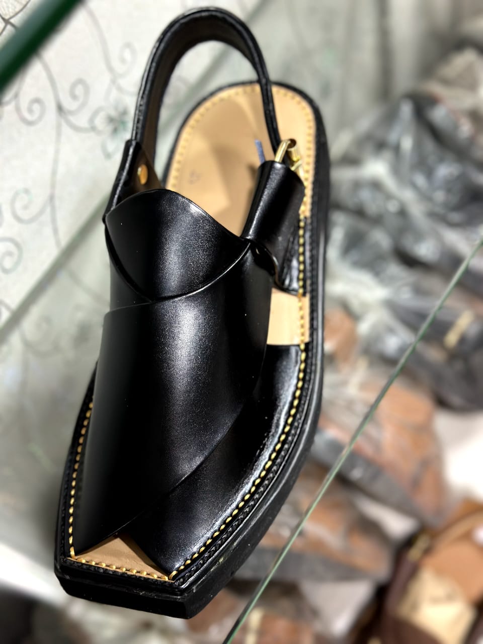 Kaptan Plain Black Chappal