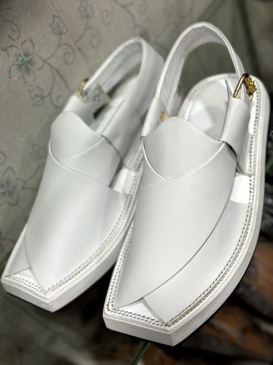 Kaptan Plain White Chappal