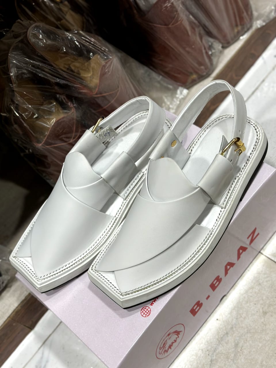 Kaptan Plain White Chappal